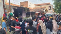 Kapolres Cimahi AKBP Tri Suhartanto mengatakan kalau tulisan-tulisan di dinding rumah itu, diduga merupakan curahan hati dua orang yang jadi kerangka tersebut.
