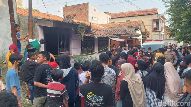 Suasana di rumah tempat penemuan kerangka ibu dan anak di Bandung Barat.