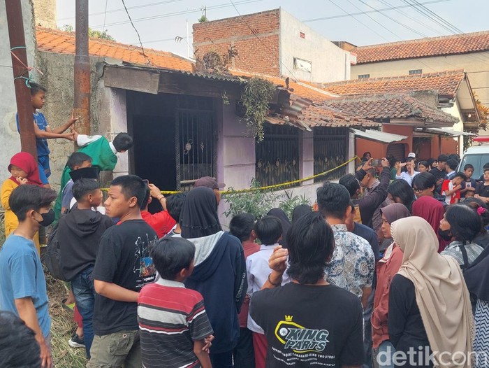 Suasana di rumah tempat penemuan kerangka ibu dan anak di Bandung Barat.