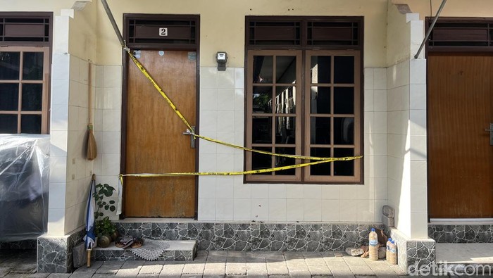 Suasana kos yang menjadi lokasi tewasnya I Nyoman Widhiasa di Jalan Pulau Galang, Denpasar, Bali, Senin (29/7/2024). (Foto: Ida Bagus Putu Mahendra/detikBali)