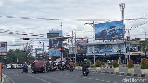 Suasana lalu lintas di Simpang Empat Tanah Aji, Kota Mataram, NTB, Senin (29/7/2024). (Foto: Nathea Citra/detikBali)