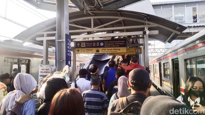 Kemacetan Akut di Stasiun Tanah Abang Akibat Pemeliharaan Eskalator di Jam Sibuk Sore Hari