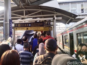 Maintenance Eskalator Stasiun Tanah Abang, Anker Numpuk di Jam Pulang Kantor