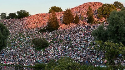 Swifties Padati Bukit di Jerman demi Dengarkan Konser Taylor Swift