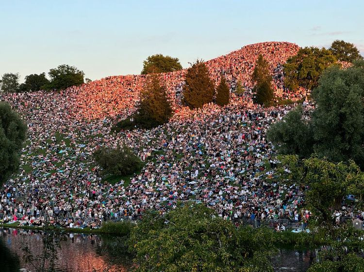 Swifties Padati Bukit di Jerman demi Dengarkan Konser Taylor Swift