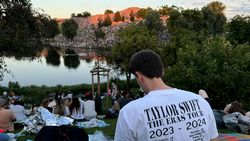 Swifties Padati Bukit di Jerman demi Dengarkan Konser Taylor Swift Swifties Padati Bukit di Jerman demi Dengarkan Konser Taylor Swift