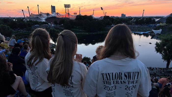 Thousands of Swift fans gather near concert venue to listen to her performance at the Olympiaberg in the Olympiapark in Munich, Germany, July 28, 2024.    REUTERS/Ayhan Uyanik