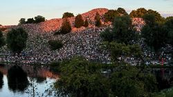 Swifties Padati Bukit di Jerman demi Dengarkan Konser Taylor Swift Swifties Padati Bukit di Jerman demi Dengarkan Konser Taylor Swift
