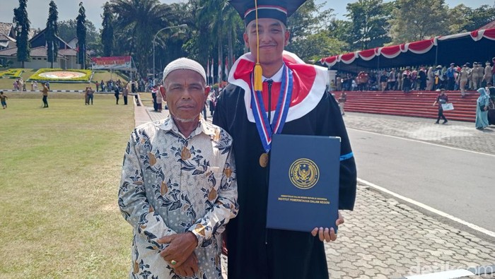 Syafri dan Farhan dan anaknya yang diwisuda di IPDN