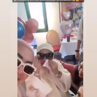 Menjelang proses persalinannya, Syahrini mendapat kejutan acara baby shower dari para sahabat. Syahrini sampai dibuat terharu dengan kejutan tersebut. Foto: Instagram/@princessyahrini