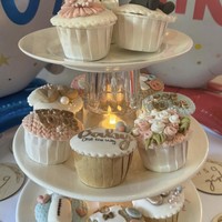 Para sahabat juga terlihat sudah mempersiapkan dekorasi dan cupcake yang dipesan khusus untuk baby shower Syahrini.  Cupcake tersebut ada yang berbentuk laki-laki dan perempuan, serta warnanya pun ada yang pink, biru, dan coklat. Foto: Instagram/@princessyahrini