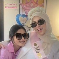 Tak hanya cupcake, juga terdapat balon baby boy dan girl di baby shower Syahrini tersebut. Hal itu membuat beberapa menduga jika bayi dalam perut Syahrini mungkin saja kembar dan berjenis kelamin laki-laki dan perempuan. Foto: Instagram/@princessyahrini