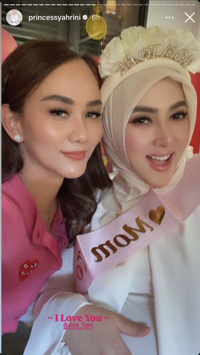 Seperti bumil pada umumnya yang mendapat kejutan baby shower, Syahrini juga mengenakan selempang berwarna merah muda dan bando bertuliskan ‘Mom To  Be’. Sebelumnya Syahrini sendiri diketahui sudah sempat menggelar acara tasyakuran 8 bulanan kehamilannya. Tampaknya istri Reino Barack itu sebentar lagi akan segera melahirkan. Foto: Instagram/@princessyahrini
