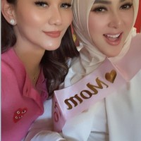 Seperti bumil pada umumnya yang mendapat kejutan baby shower, Syahrini juga mengenakan selempang berwarna merah muda dan bando bertuliskan ‘Mom To  Be’. Sebelumnya Syahrini sendiri diketahui sudah sempat menggelar acara tasyakuran 8 bulanan kehamilannya. Tampaknya istri Reino Barack itu sebentar lagi akan segera melahirkan. Foto: Instagram/@princessyahrini