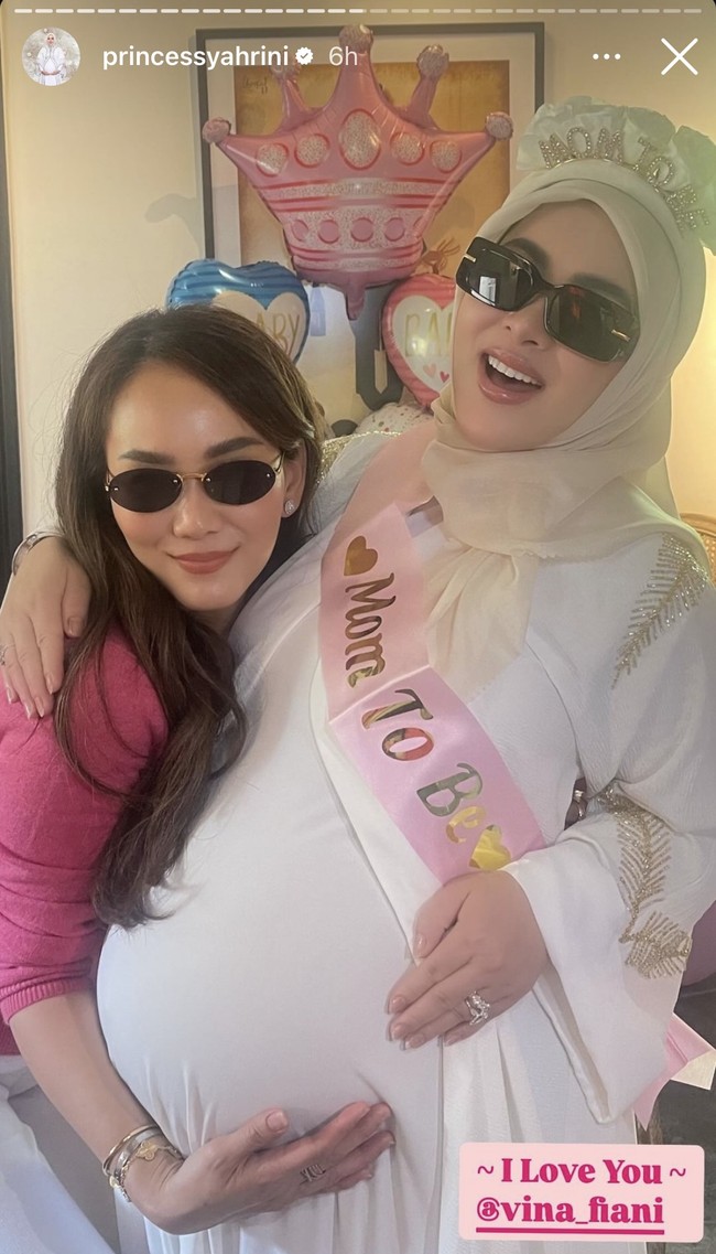 Bak hamil bayi kembar, baby bump di perut Syahrini pun sudah semakin besar. Mengenakan pakaian panjang berwarna putih, wanita 43 tahun itu tampak memamerkan perut buncitnya. Foto: Instagram/@princessyahrini
