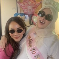 Bak hamil bayi kembar, baby bump di perut Syahrini pun sudah semakin besar. Mengenakan pakaian panjang berwarna putih, wanita 43 tahun itu tampak memamerkan perut buncitnya. Foto: Instagram/@princessyahrini