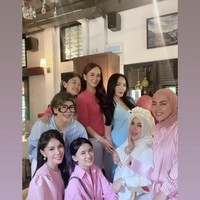 Para sahabat dan kerabat yang hadir memberikan kejutan rupanya juga kompak mengenakan pakaian berwarna biru dan pink. Terlihat adik Syahrini, Aisyahrani, ikut hadir memberikan kejutan. Foto: Instagram/@princessyahrini