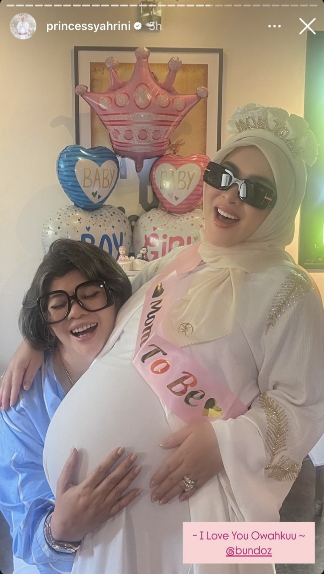 Meski tengah hamil besar namun Syahrini masih terlihat tetap stylish. Mengenakan outfit serba putih, Syahrini melengkapi penampilannya dengan kaca mata hitam. Foto: Instagram/@princessyahrini