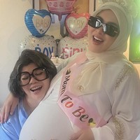 Meski tengah hamil besar namun Syahrini masih terlihat tetap stylish. Mengenakan outfit serba putih, Syahrini melengkapi penampilannya dengan kaca mata hitam. Foto: Instagram/@princessyahrini