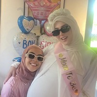 Potret Syahrini dengan sang adik, Aisyahrani. Keduanya tampil kompak mengenaka kaca mata hitam dan bergaya di depan kamera. Foto: Instagram/@princessyahrini