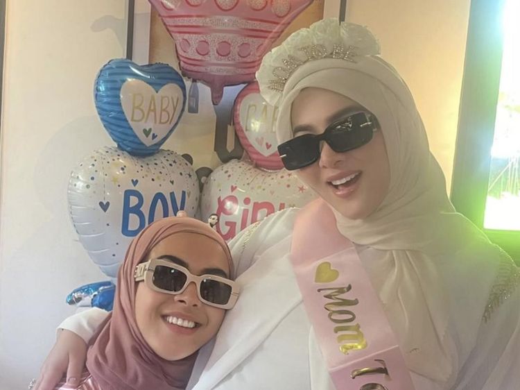 8 Foto Syahrini Terharu Dapat Kejutan Baby Shower, Ada Balon Baby Boy & Girl