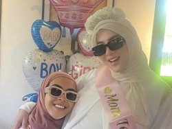 8 Foto Syahrini Terharu Dapat Kejutan Baby Shower, Ada Balon Baby Boy & Girl