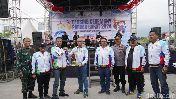 Tarogong Kidul menerima piala Porkab