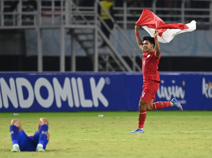 Pesepak bola Timnas Indonesia Kadek Arel Priyatna berselebrasi usai mengalahkan Timnas Thailand dalam pertandingan final Piala ASEAN U-19 Boys Championship atau AFF U-19 di Stadion Gelora Bung Tomo, Surabaya, Jawa Timur, Senin (29/7/2024). Indonesia menang dengan skor 1-0 dan menjadi juara Piala AFF U-19. ANTARA FOTO/Sigid Kurniawan/app/tom.