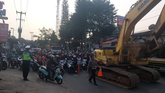 Tindakan Cepat: Truk yang Menghantam Rumah di Cileungsi Dievakuasi, Arus Lalu Lintas Kembali Lancar