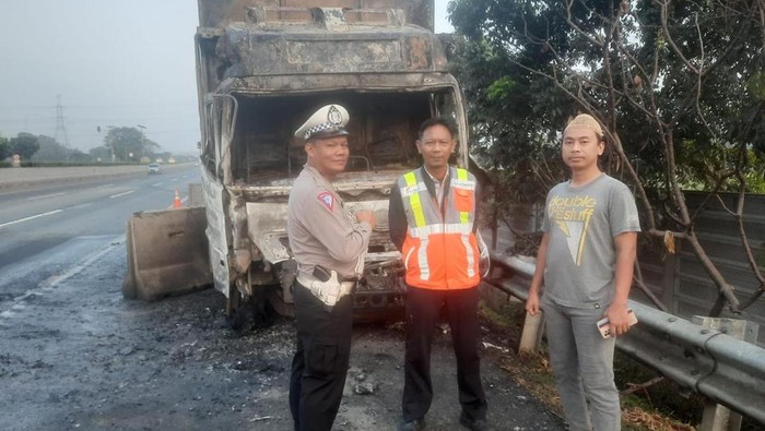 Truk terbarak di Tol Merak arah Jakarta (dok. Istimewa)
