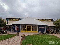 Bertualang ke Canyon Roadhouse, Namibia
