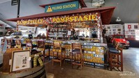 Cafe unik yang bertemakan otomotif dengan hiasan mobil tua.