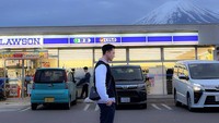 Ini momennya kulineran di Jepang. Ia mengunjungi Lawson dengan pemandangan Gunung Fuji yang viral dan berpose di depannya. Foto: Instagram @bramastavrl