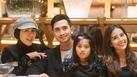 Momennya makan keluarga di sebuah restoran juga sempat dibagikan. Mereka tampak manis berpose bersama setelah menikmati aneka menu khas Jepang. Foto: Instagram @bramastavrl