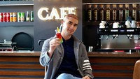 Tampaknya, Verrel memang menyukai mocktail. Ia kembali terlihat menikmati segelas mocktail dengan paduan warna merah, kuning, dan hijau. Foto: Instagram @bramastavrl