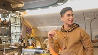 Kalau ini salah satu momen yang menunjukkan momen kulinernya di California, Amerika Serikat. Terlihat momen kulinernya sangat mewah sambil menikmati champagne. Foto: Instagram @bramastavrl