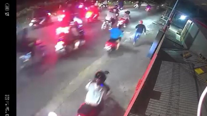 Tangkapan layar aksi gerombolan pemotor yang terlibat kejar-kejaran sambil membawa senjata tajam di Jalan Gatak-Ngawen, Klaten.