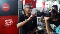 Kasus korupsi Harun Masiku saat ini masih diusut KPK. Saat ini KPK juga telah melakukan pencegahan bepergian ke luar negeri kepada lima orang terkait kasus Harun. Salah satu pihak yang dicegah ialah Staf Hasto PDIP bernama Kusnadi.  