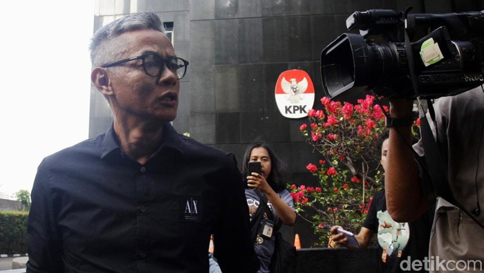 Wahyu Setiawan Kembali Diperiksa untuk Harun Masiku Komisioner Komisi Pemilihan Umum (KPU) periode 2017-2022 Wahyu Setiawan menjawab pertanyaan wartawan usai mengikuti pemeriksaan di Gedung KPK, Jakarta, Senin (29/7/2024). Wahyu Setiawan menjalani pemeriksaan di KPK sebagai saksi terkait kasus dugaan suap penetapan anggota DPR RI periode 2019-2024 dengan tersangka Harun Masiku.