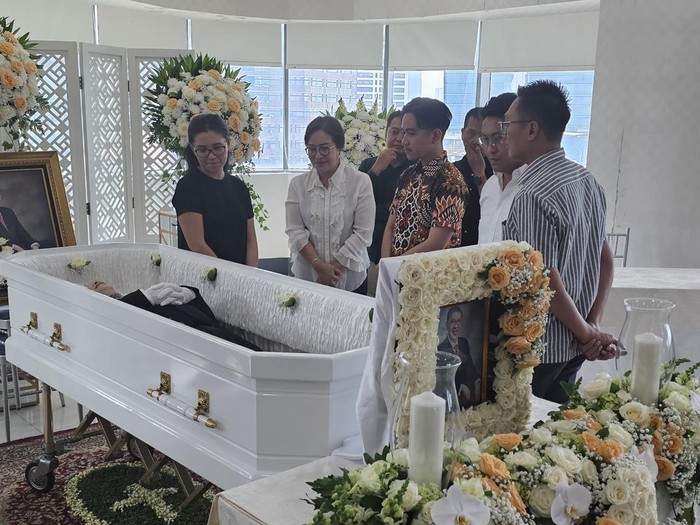 Wakil Presiden terpilih Gibran Rakabuming Raka melayat rumah duka Wakil Komandan Golf (Bidang Relawan) Tim Kampanye Nasional (TKN) Prabowo-Gibran, Roy Maningkas.