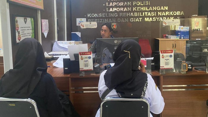 Seorang wanita di Palembang, Nyayu Tias Rukan Sausan (18) dijambret saat akan pergi ke sekolahnya. Ia kehilangan HP dan dompet.