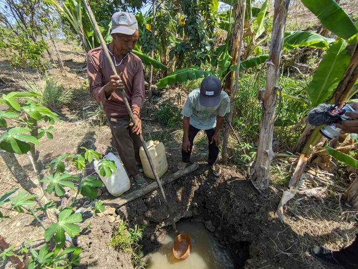 Warga Andalkan Air Sungai dampak kekeringan di ponorogo