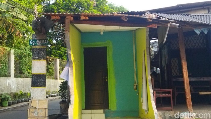 Warung di Jaktim Usai Tertabrak Truk Boks