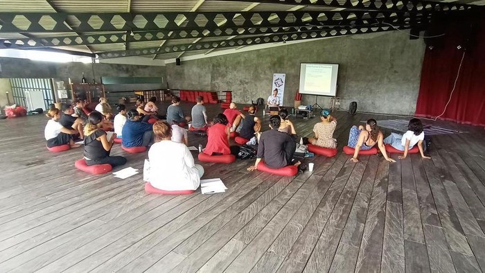 Workshop para volunteer berbahasa Inggris BISA Helpline dari Bali Bersama Bisa pada 2021. (Dok. Bali Bersama Bisa)