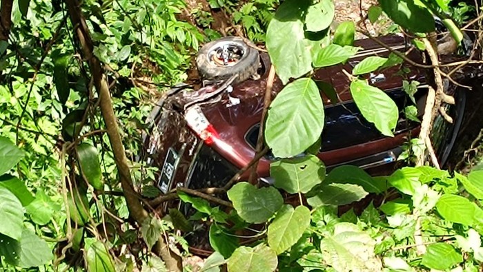 Xenia terjun bebas ke jurang di Jalur Gumitir Jember