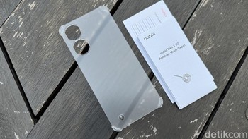 ZTE memberikan case, buku petunjuk dan colokan untuk membuka SIM Card tray. Foto: Adi Fida Rahman/detikINET