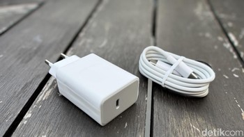 Dalam paket penjualannya diberikan adaptor dan kabel charger. Foto: Adi Fida Rahman/detikINET