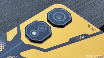 Bagian belakang terdapat kamera yang didesain unik dengan ukuran 50 MP dan 2 MP. Foto: Adi Fida Rahman/detikINET