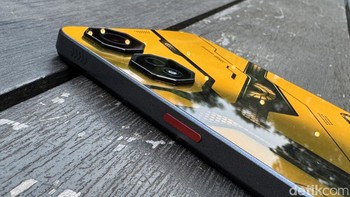 Bagian kanan terdapat tombol power dengan aksesn merah. Sementara bagian atas dan bawah terdapat tombol L1 R1 untuk main game. Foto: Adi Fida Rahman/detikINET