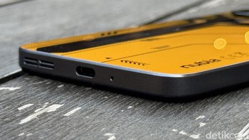 Bagian bawah terdapat port USB-C dan speaker. ZTE menghadirkan dual speaker stereo yang mendukung DTS: X Ultra, Foto: Adi Fida Rahman/detikINET